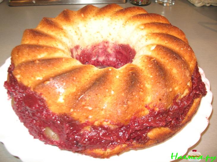 Бисквитный пирог с клюквой и творогом Бисквитный пирог с клюквой и творогом