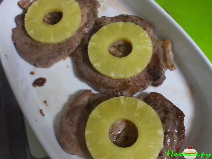 Свинина, запеченная с ананасами и сыром