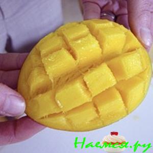 Манго с малиновым соусом