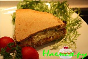 Пирог на пиве с семгой и креветками