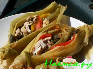 Куриные грудки приготовленные в листьях кукурузных початков!