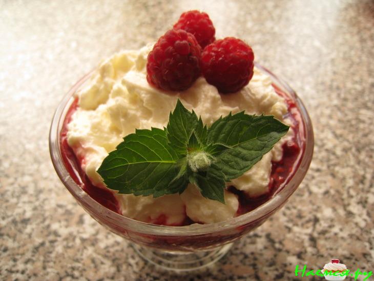 Творожный мусс с малиной