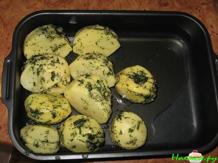 Картофель запеченый с зеленью и чесноком