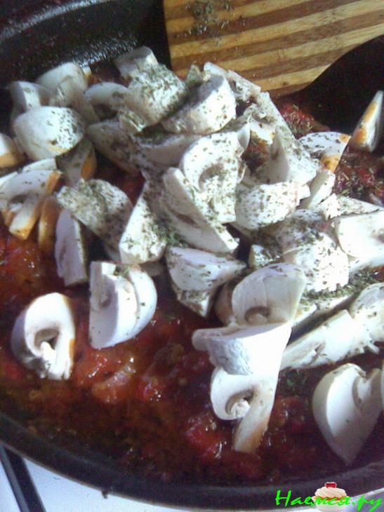 Фокачча с пряными травами и пицца по-русски из того же теста Фокачча с пряными травами и пицца по-русски из того же теста