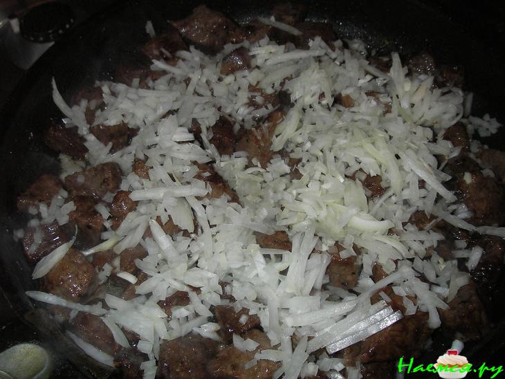 Рагу из телятины с черносливом и бородинским хлебом