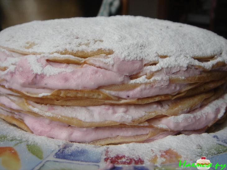 Творожно-клубничный блинный торт