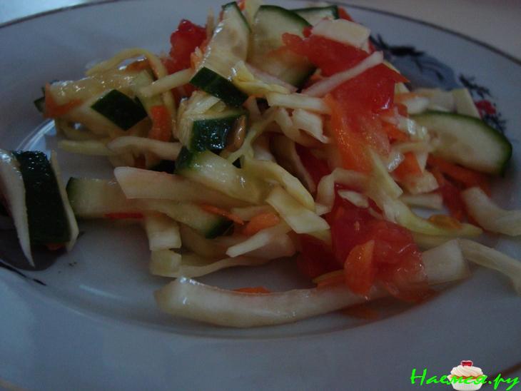 Салат капустный с огурцом и помидором