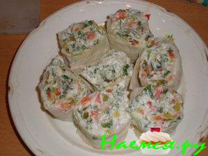 Рулетики из лаваша с сырно-овощной начинкой