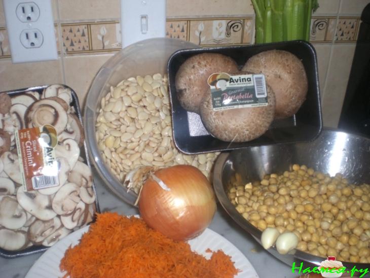 Суп из нута, фасоли и грибов