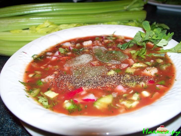 Канадский холодный суп с креветками на томатном соке за 5 минут