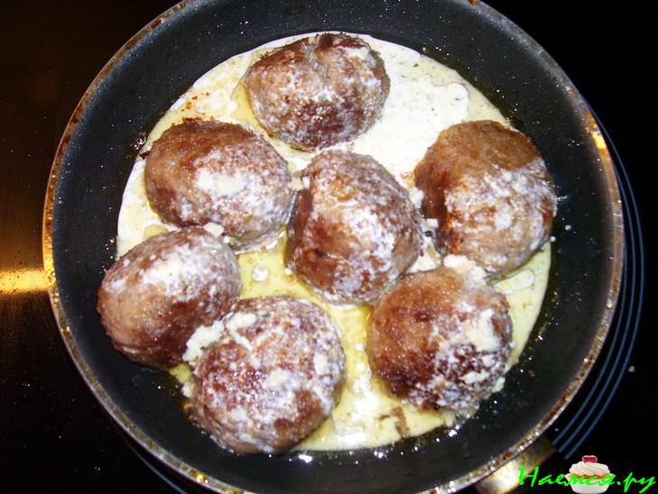 Гречаники мясные в творожно-чесночном соусе