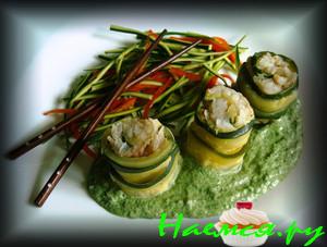 Рулетики из цуккини с белой рыбой и соусом