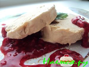 Чайный мусс с малиновым соусом