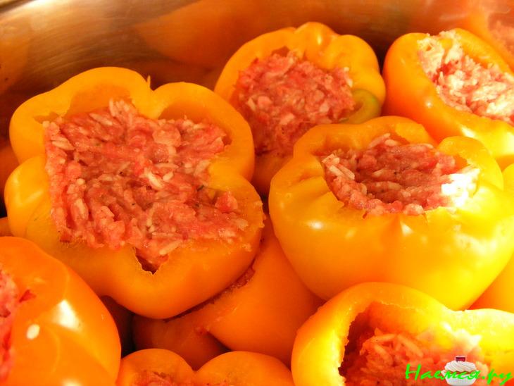 Перец фаршированный рисом и фаршем в сметанно-томатном соусе