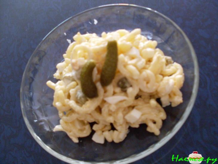 Салат из макарон с яйцами и корнишонами
