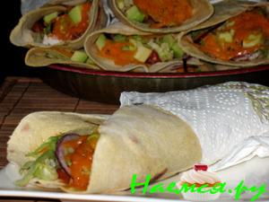 Буррито с начинкой из куриного мяса