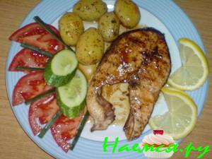 Рыбные стейки, жаренные на гриле