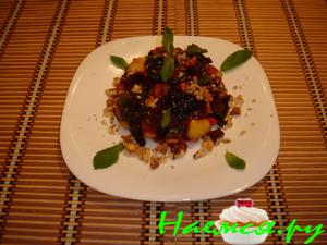 Салат из свеклы с черносливом и яблоками