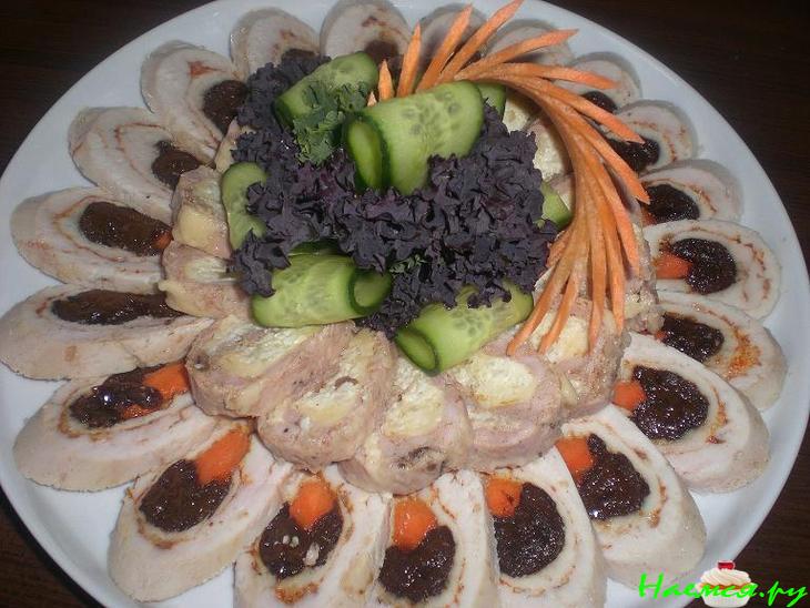 Рулет из куриного филе с черносливом и морковью