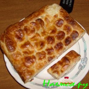 Пирог рыбный с рисом, яйцом, огурцом и зеленым луком