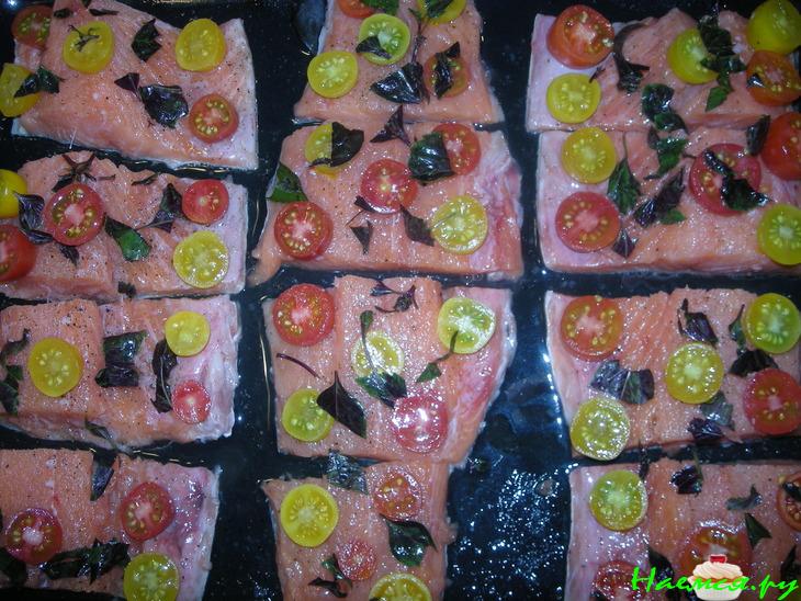 Печеная сёмга с черри и базиликом Печеная сёмга с черри и базиликом