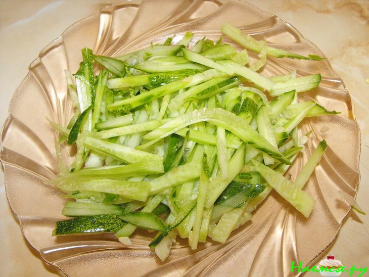 Салат из пекинской капусты с кальмарами