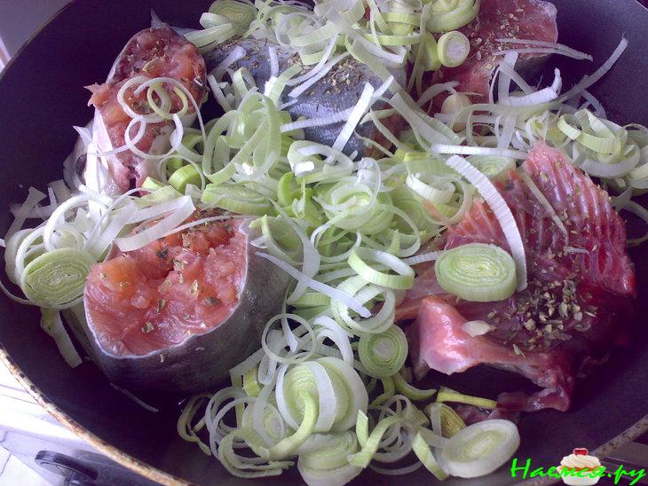 Горбуша с луком пореем Горбуша с луком пореем