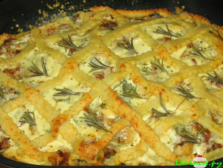 Запеканка с рыбой и грибами под сеточкой из картофельного теста
