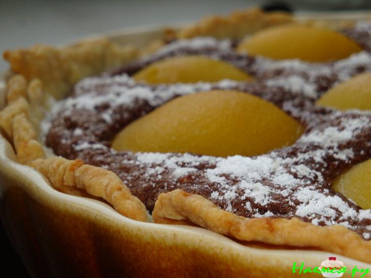 Шоколадный пирог с персиками