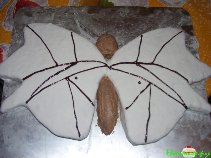 Торт бисквитный "Бабочка", украшенный мастикой