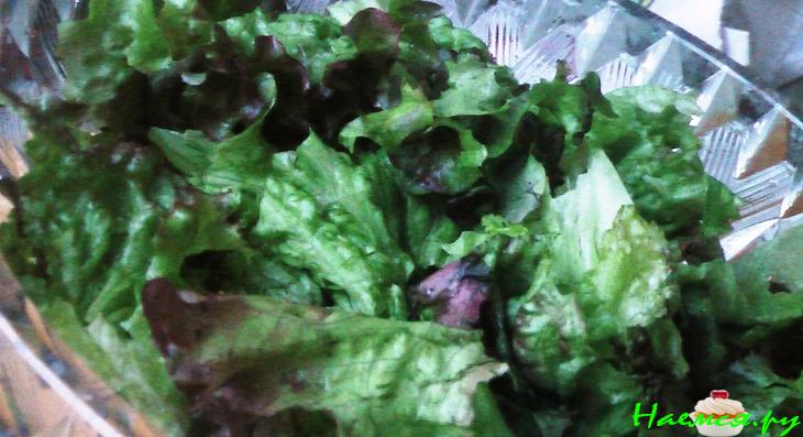 Салат с осетриной, авокадо и перепелиными яйцами