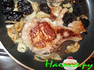 Корейка жаренная с черносливом