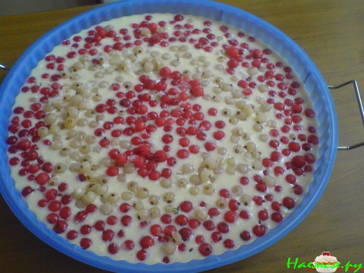 Пирог со смородиной и сахарной крошкой