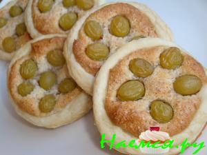 Слойки с миндальным кремом и виноградом Слойки с миндальным кремом и виноградом