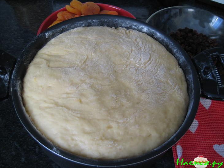 Кулич с курагой, миндалем и изюмом