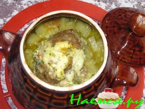 Жаркое с котлетой в горшочке