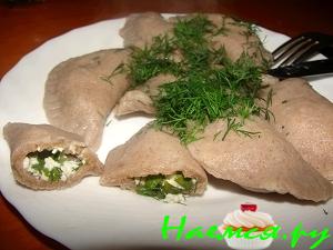 Вареники с творогом и черемшой из ржаного теста