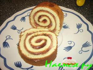 Рулет бисквитный с йогуртом и вареньем