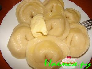 Пельмени с начинкой из сыра и яйца