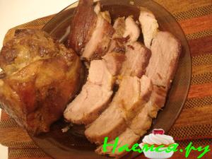 Кусок пикантного свиного мяса запечённого в духовке