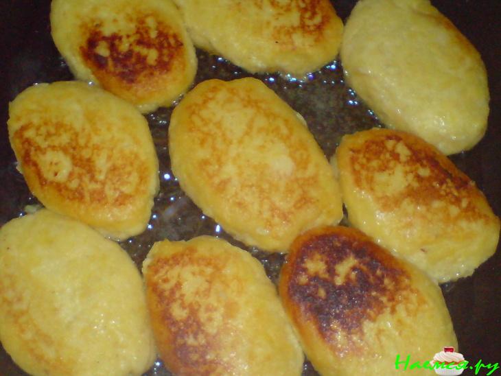 Картофельные котлеты под грибным соусом с брокколи Картофельные котлеты под грибным соусом с брокколи