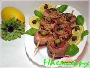 Мясные рулетики на шпажках с корнишонами и творожно-паштетной начинкой Мясные рулетики на шпажках с корнишонами и творожно-паштетной начинкой