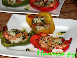 Жареные креветки в лодочках из паприки Жареные креветки в лодочках из паприки