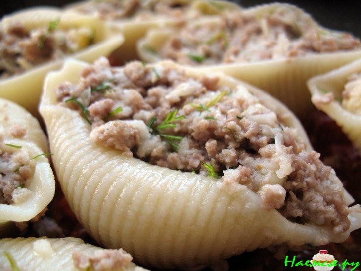 Фаршированные конкильоне под соусом Маринара