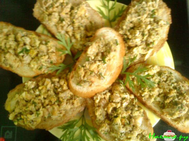 Горячие бутеры со скумбрией и яйцом Горячие бутеры со скумбрией и яйцом