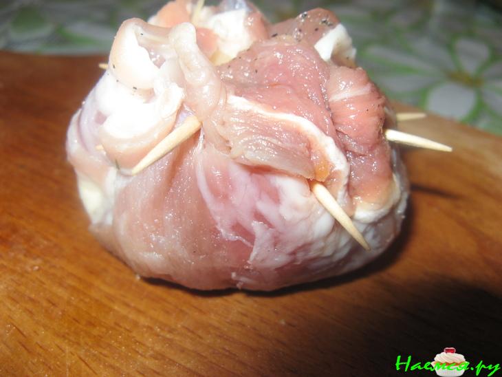 Мясные мешочки с начинкой и кедровыми орешками Мясные мешочки с начинкой и кедровыми орешками