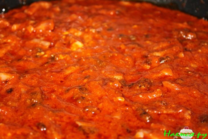 Паста с ветчиной и грибами в томатном соусе