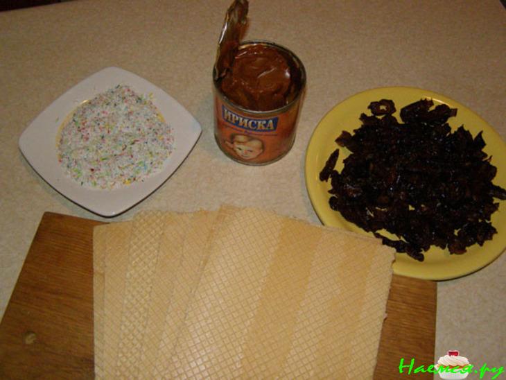 Тортик вафельный со сгущенкой, черносливом и кокосовой стружкой Тортик вафельный со сгущенкой, черносливом и кокосовой стружкой
