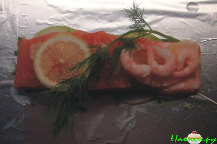 Запечённая в фольге лососина с креветками