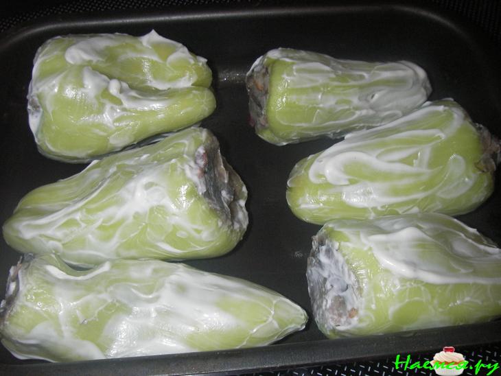 Перец фаршированный беконом, картофелем и грибами